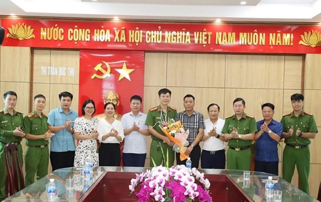 Biểu dương đơn vị hoàn thành 100% người nhận lương hưu, trợ cấp BHXH đăng ký nhận tiền qua tài khoản cá nhân.